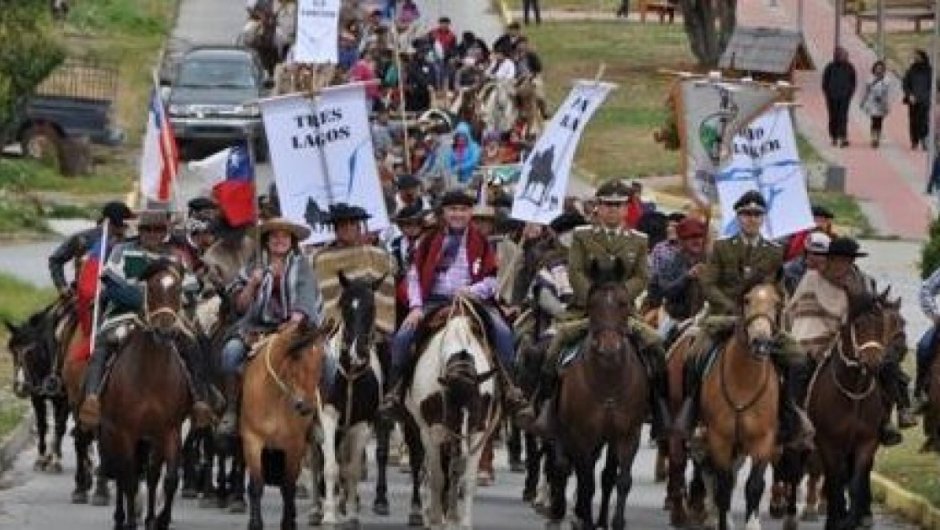 Desfile de Pioneros por las calles de la ciudad de Cocharane. 