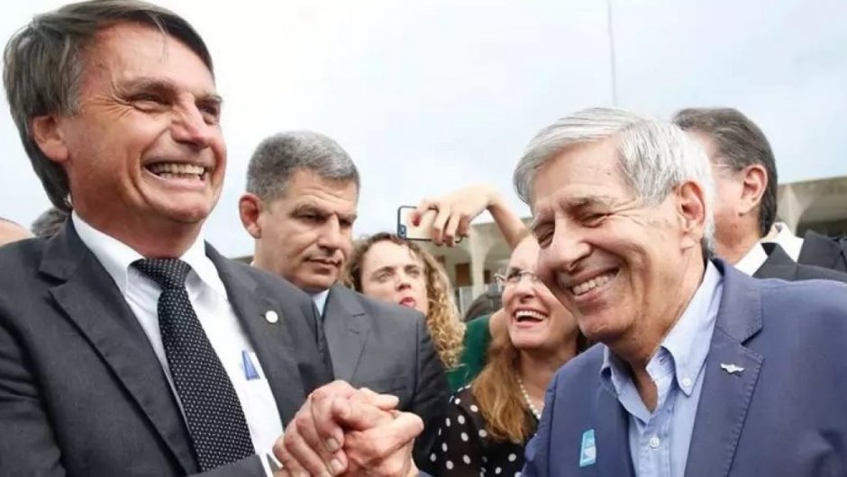 Jair Bolsonaro se da la mano con Augusto Heleno.(Foto: https://www.metropoles.com).
