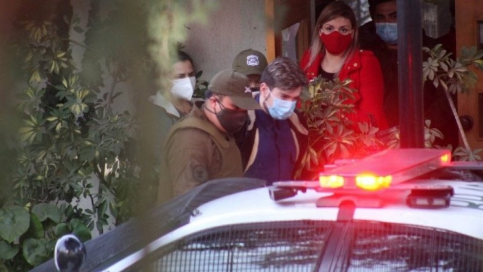 Hernán Calderón Argandoña siendo detenido en la clínica psiquiátrica. 